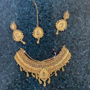 Indian jewelry set (matches most Indian clothes!)
